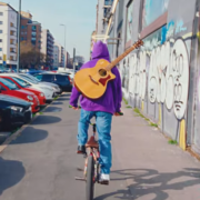 tha supreme mostra il corpo nel video